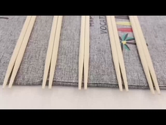 Dwie pałeczki do jedzenia w restauracji