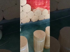 Ścinanie głów bambusowych patyków